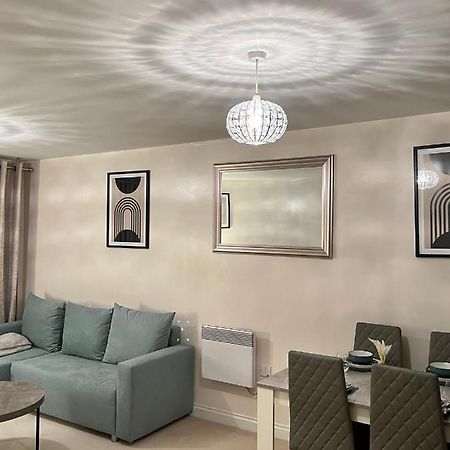 Stylish Luxe Apartment Harlow Buitenkant foto