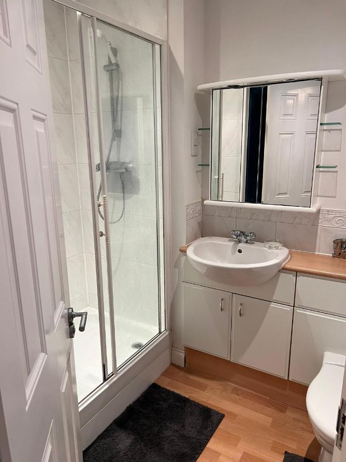 Stylish Luxe Apartment Harlow Buitenkant foto