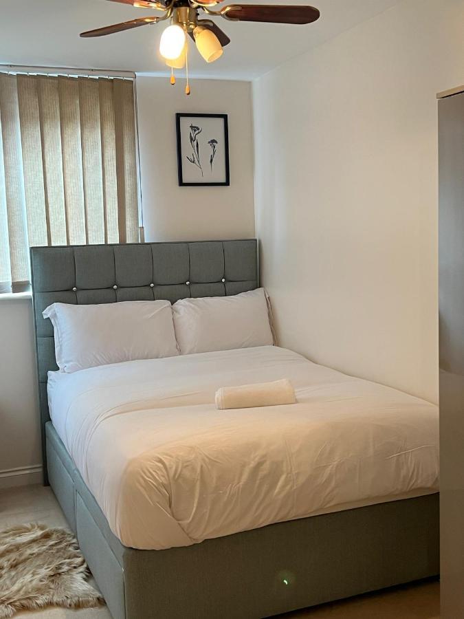 Stylish Luxe Apartment Harlow Buitenkant foto