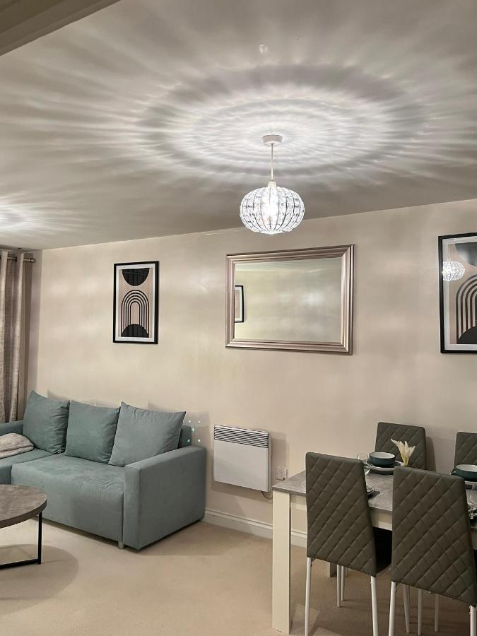 Stylish Luxe Apartment Harlow Buitenkant foto