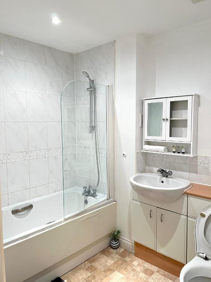 Stylish Luxe Apartment Harlow Buitenkant foto